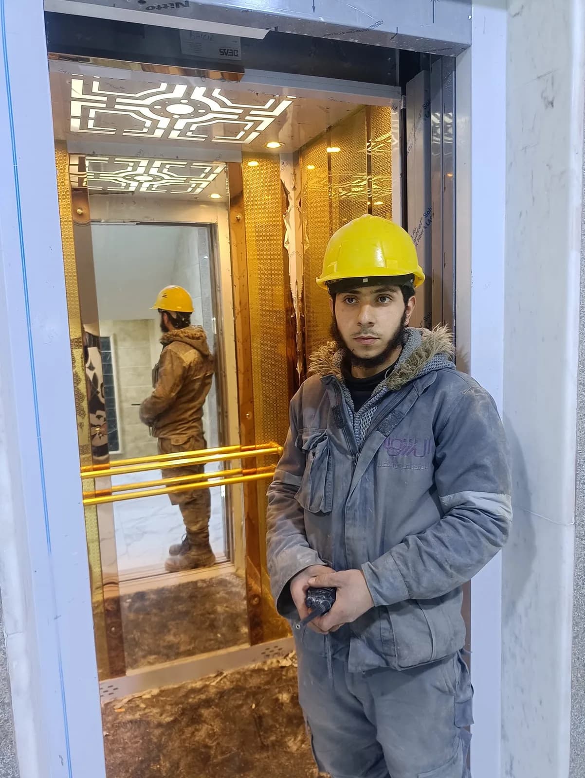 فني في كابينة ذهبية