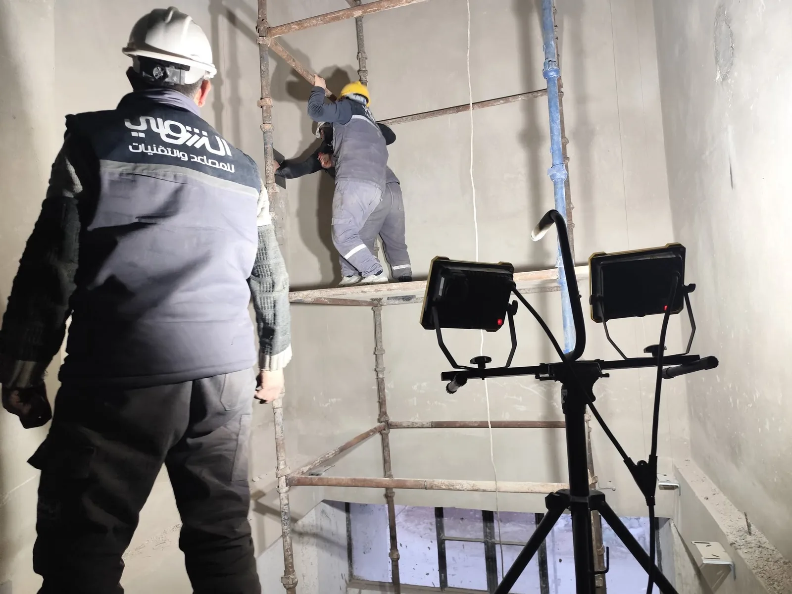 فريق التركيب في الموقع